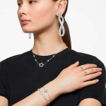 Una cocktail ring Round cut, Pavé, White, Rhodium plated